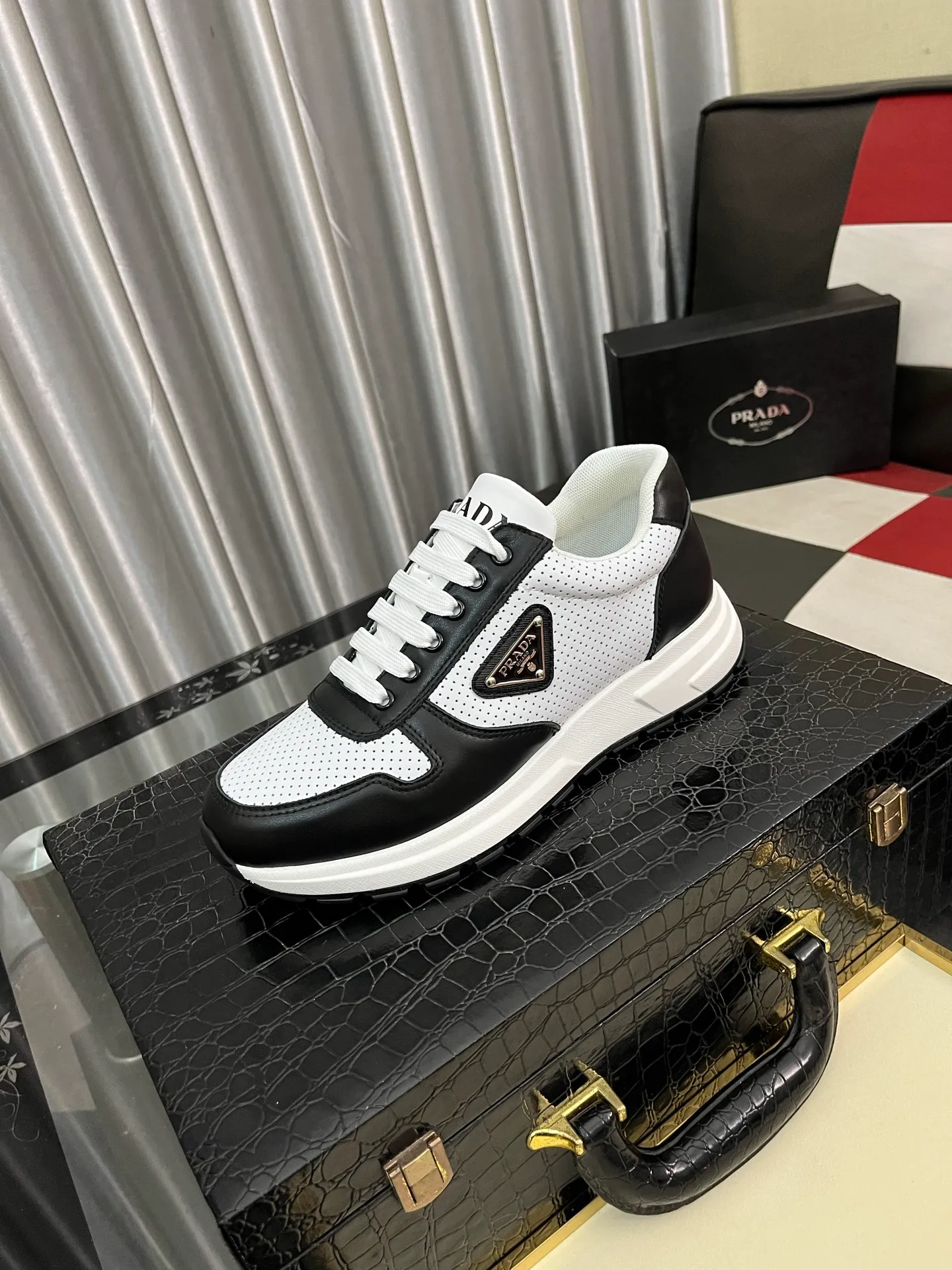 Men's shoes 💰420⌚️⌚️【PRADA】Prada - high-end quality original order 🔍🔍🔍 casual sports shoes - upper: 🔝 Nappa calfskin, brand hollow mesh hot reflective technology, tongue injection brand logo - lining: water-dyed cowhide - outsole: ultra-light TPU foam rubber; molded outsole -Ultra-high quality control and fine workmanship: highlighted (high-end, extravagance, and class) -Size: 38-443️⃣colors available